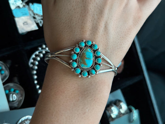 The small statement cuff