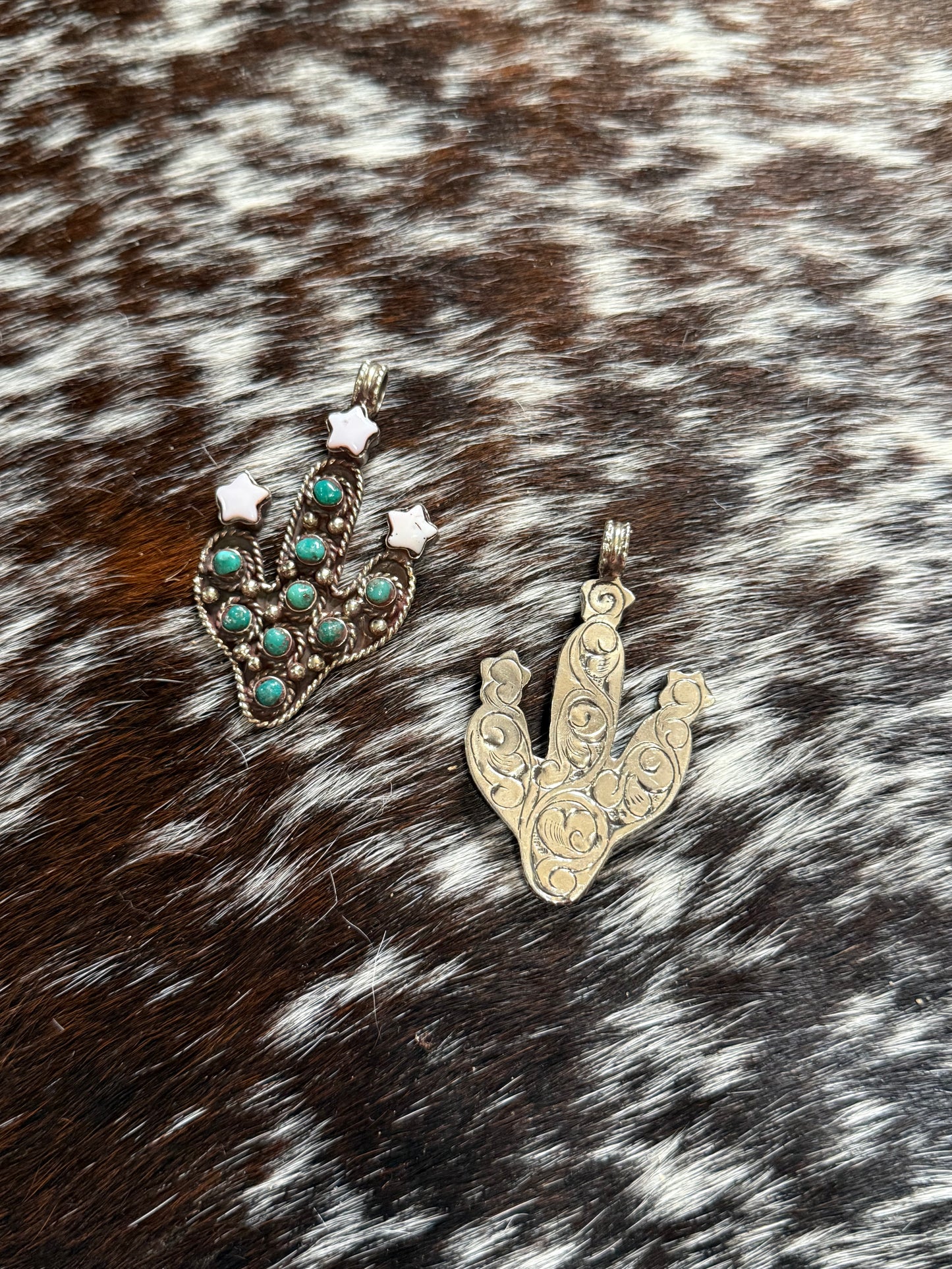 Pink conch and turquoise cacti pennant - German silver