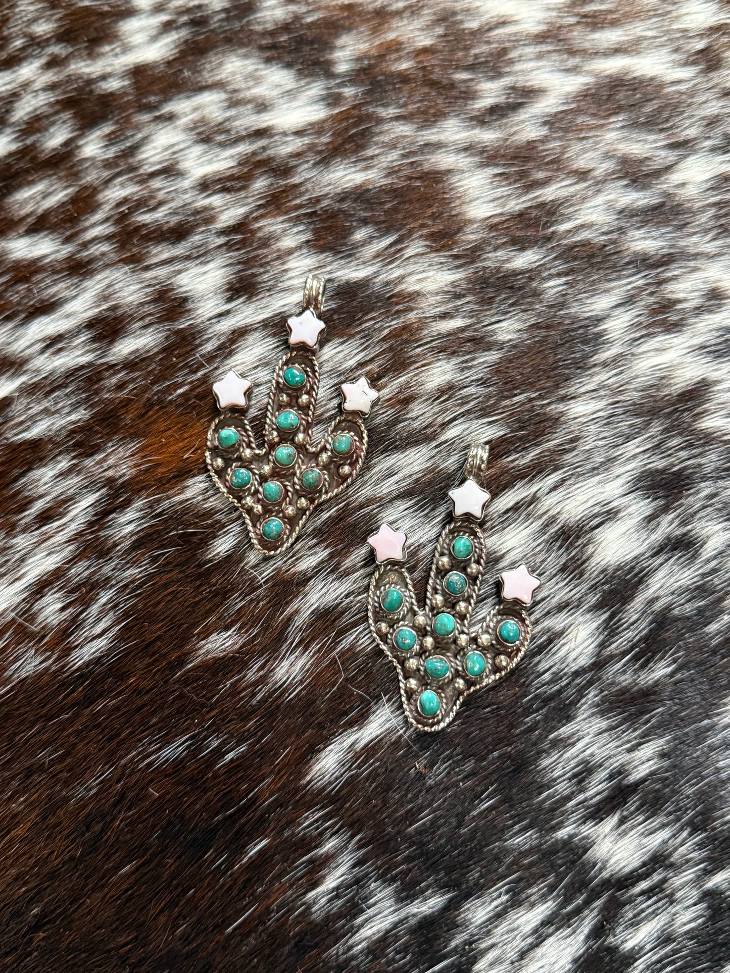 Pink conch and turquoise cacti pennant - German silver