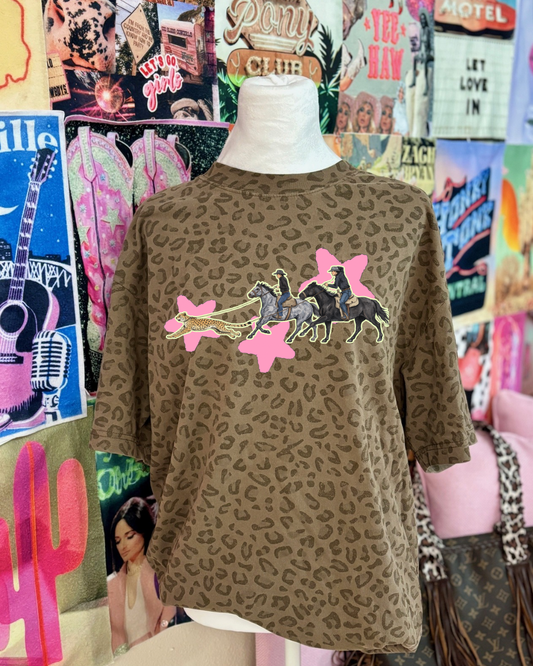 Roping cheetahs - cheetah T-shirt