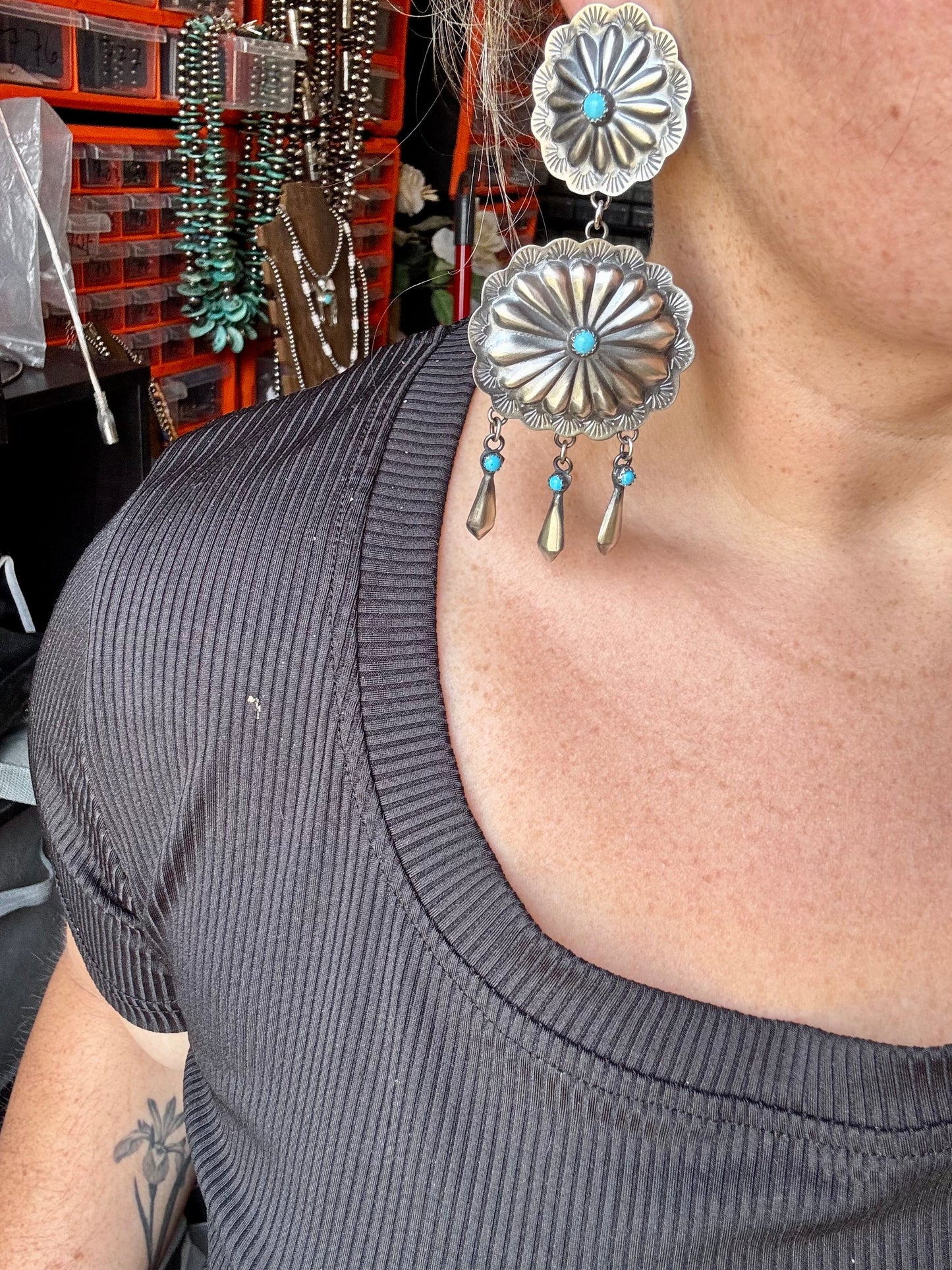 Lorenzo & Jerilyn Chee Sterling Silver Concho Dangle Earrings – Native Made, Kingman Turquoise