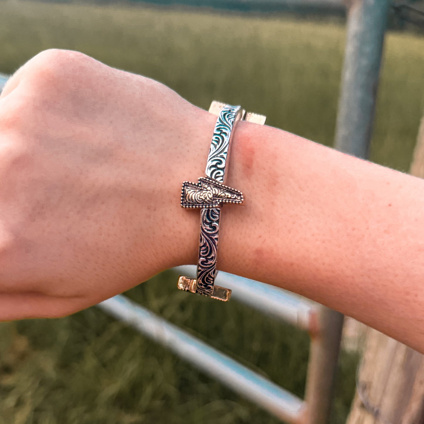 Western Thunderbolt Engraved Stretch Bracelet