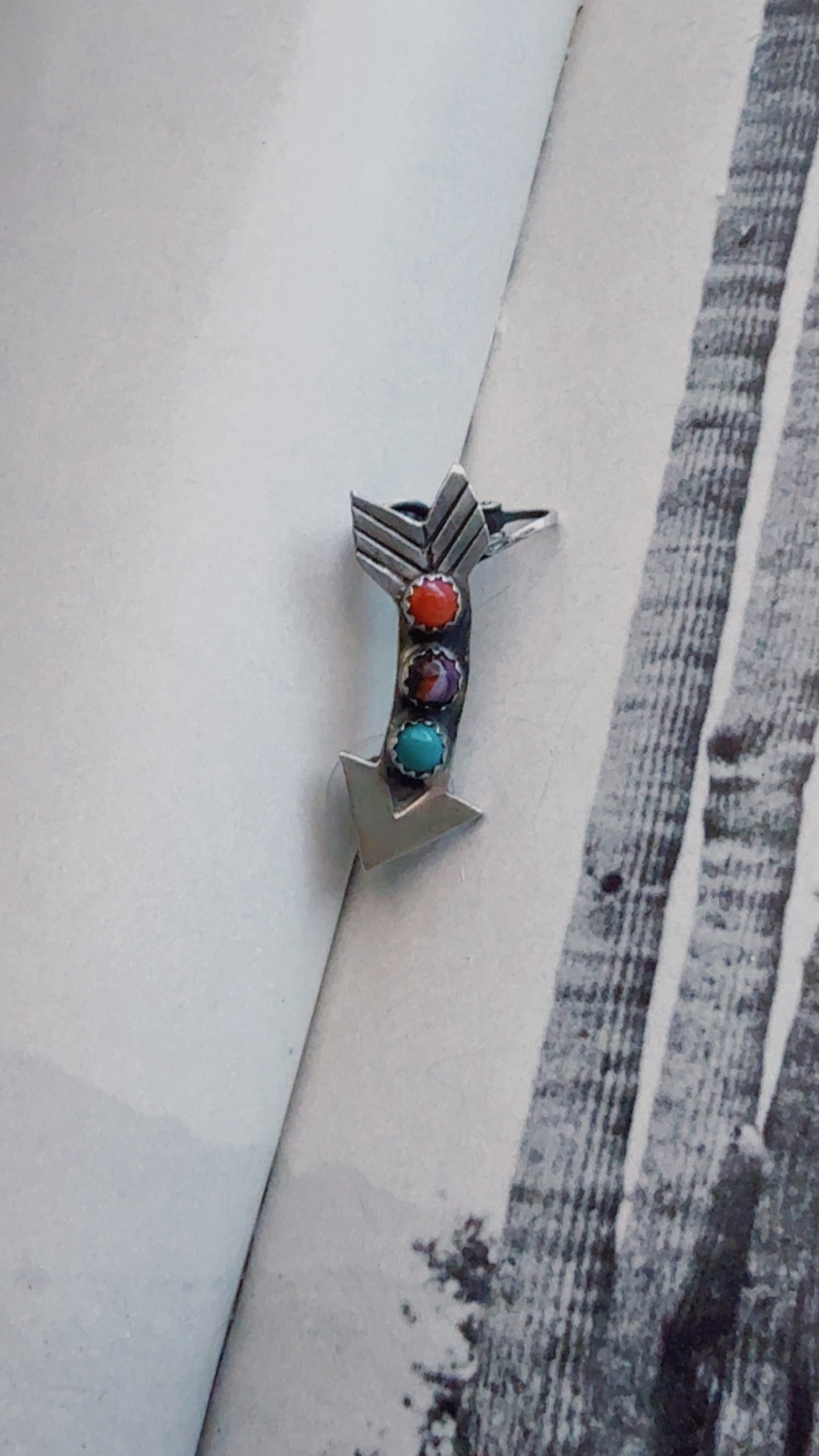 Multi stone arrow ear crawler